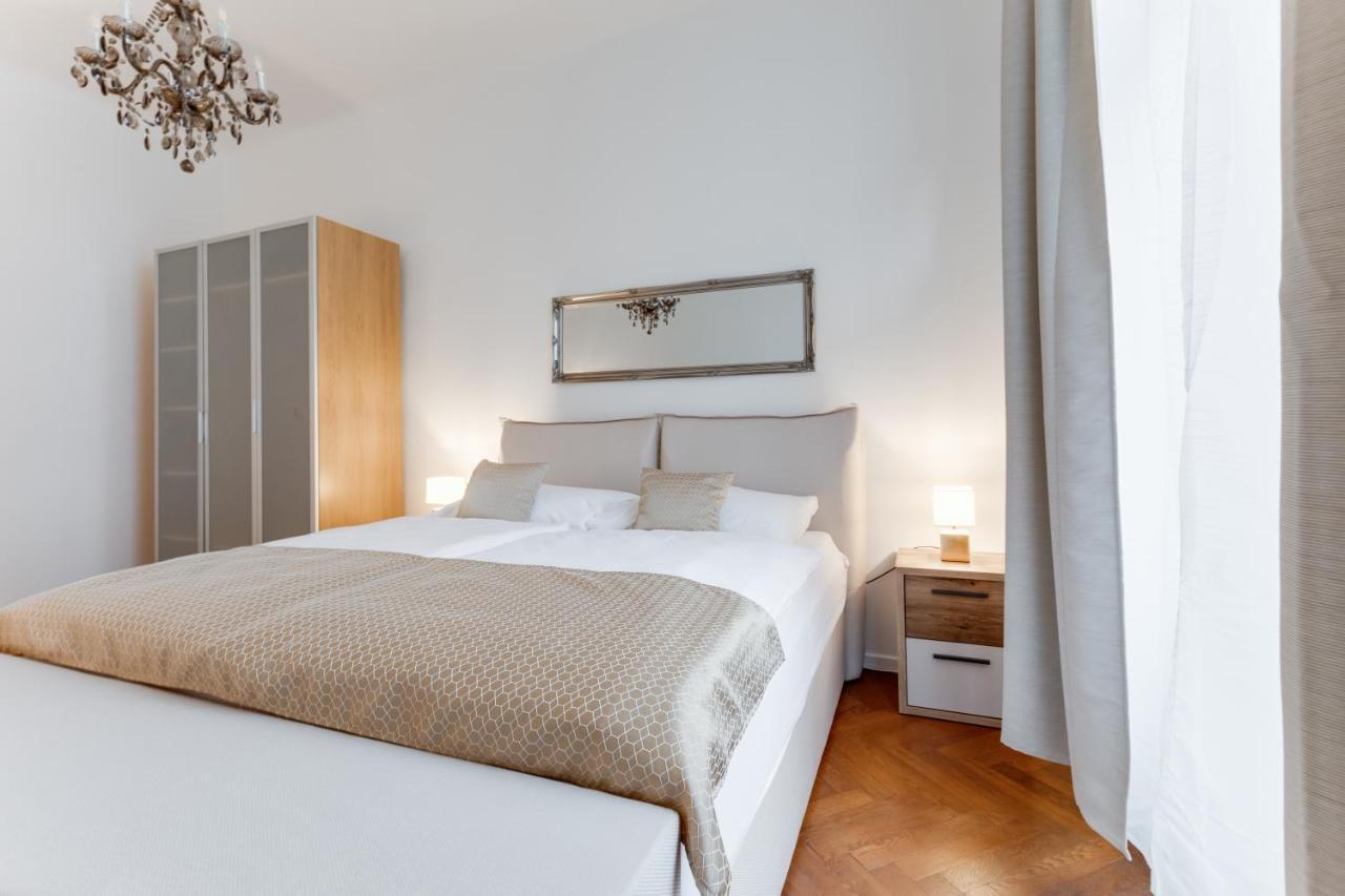 Luxury Riverside Apartments In The Center Of Prague Luaran gambar